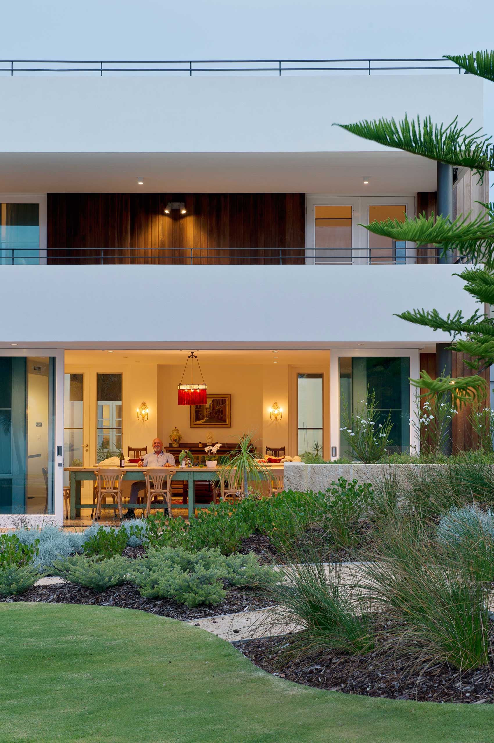 A Stunning and Luminous Home with Roof Garden and Ocean Views in Cottesloe Beach by Paul Burnham Architect (3)