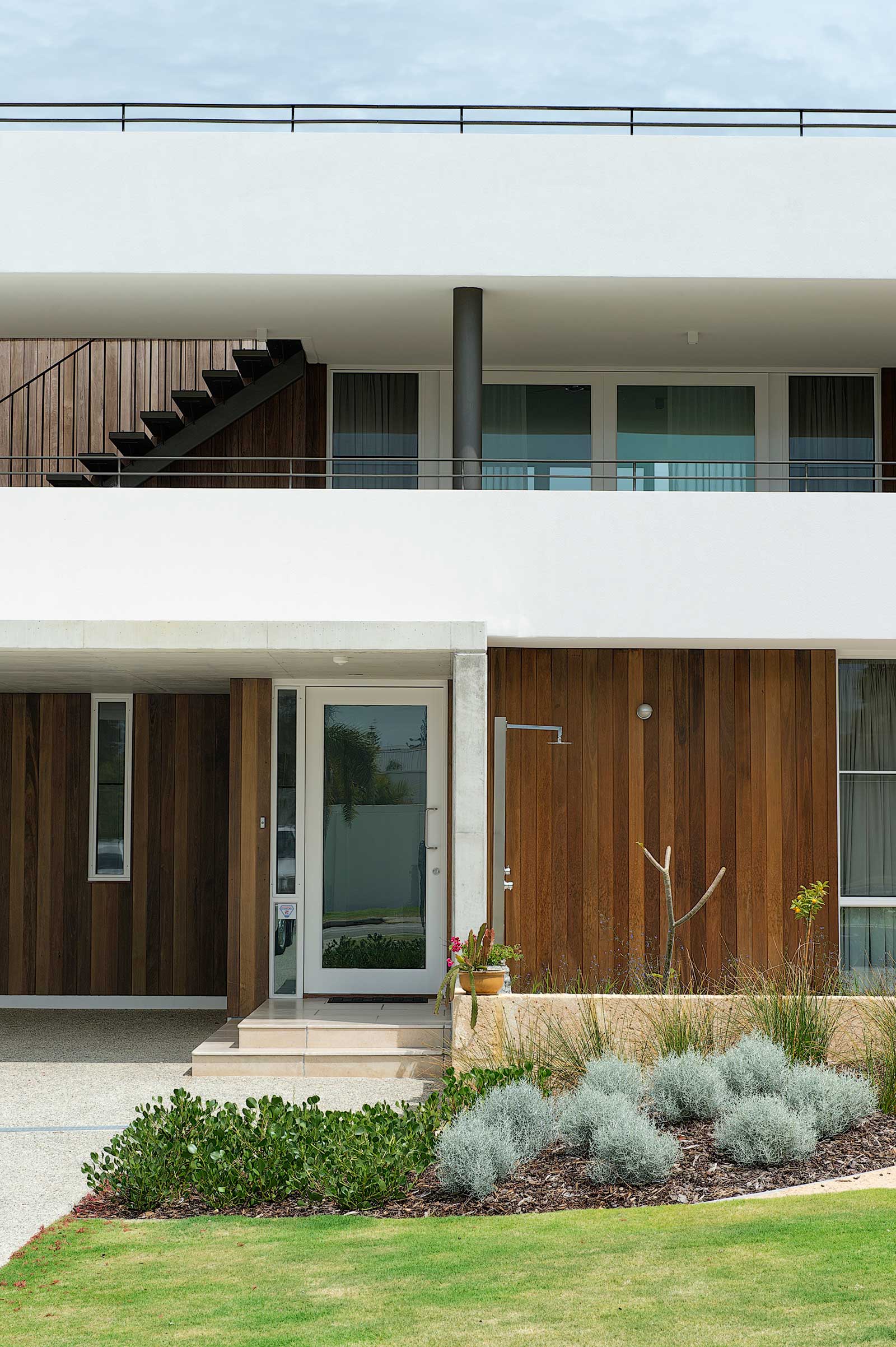 A Stunning and Luminous Home with Roof Garden and Ocean Views in Cottesloe Beach by Paul Burnham Architect (5)
