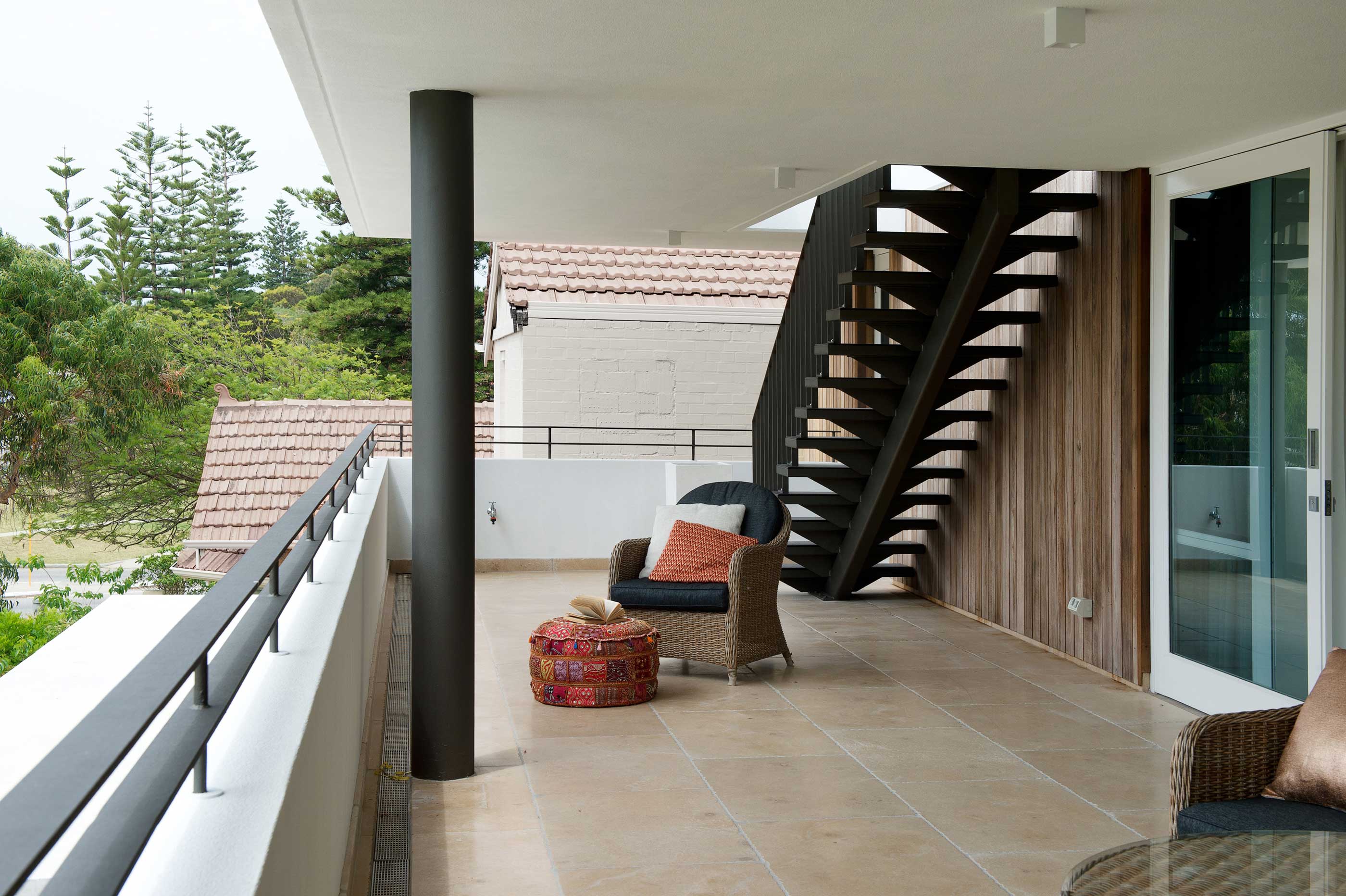 A Stunning and Luminous Home with Roof Garden and Ocean Views in Cottesloe Beach by Paul Burnham Architect (6)