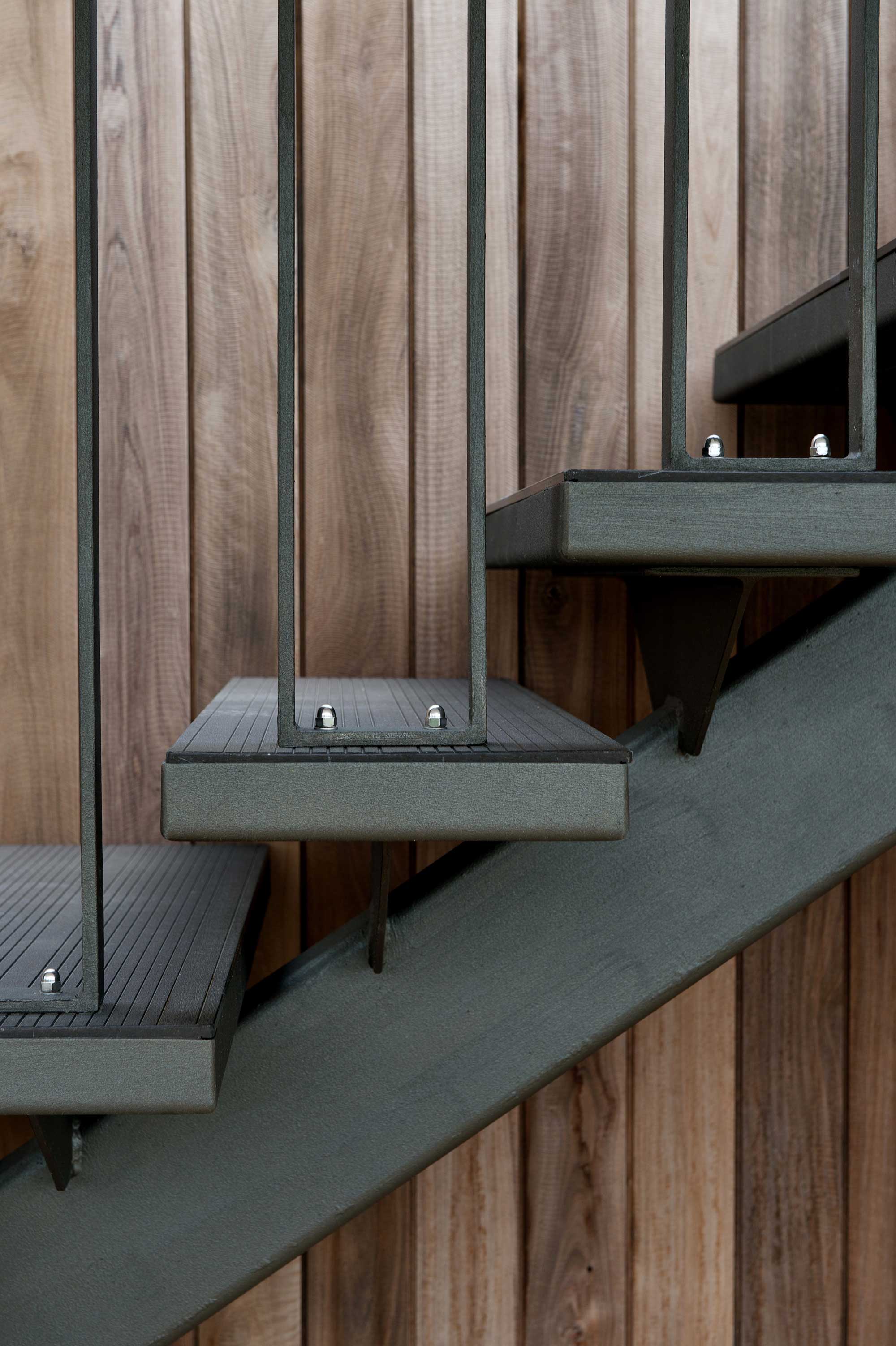 A Stunning and Luminous Home with Roof Garden and Ocean Views in Cottesloe Beach by Paul Burnham Architect (8)