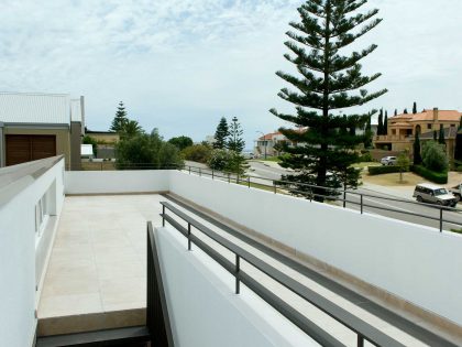 A Stunning and Luminous Home with Roof Garden and Ocean Views in Cottesloe Beach by Paul Burnham Architect (9)