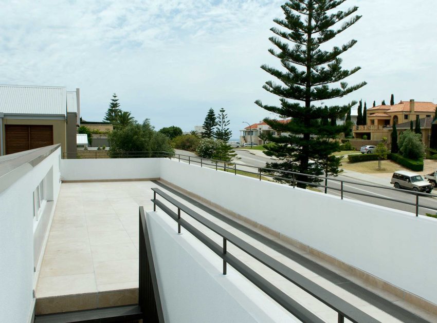 A Stunning and Luminous Home with Roof Garden and Ocean Views in Cottesloe Beach by Paul Burnham Architect (9)