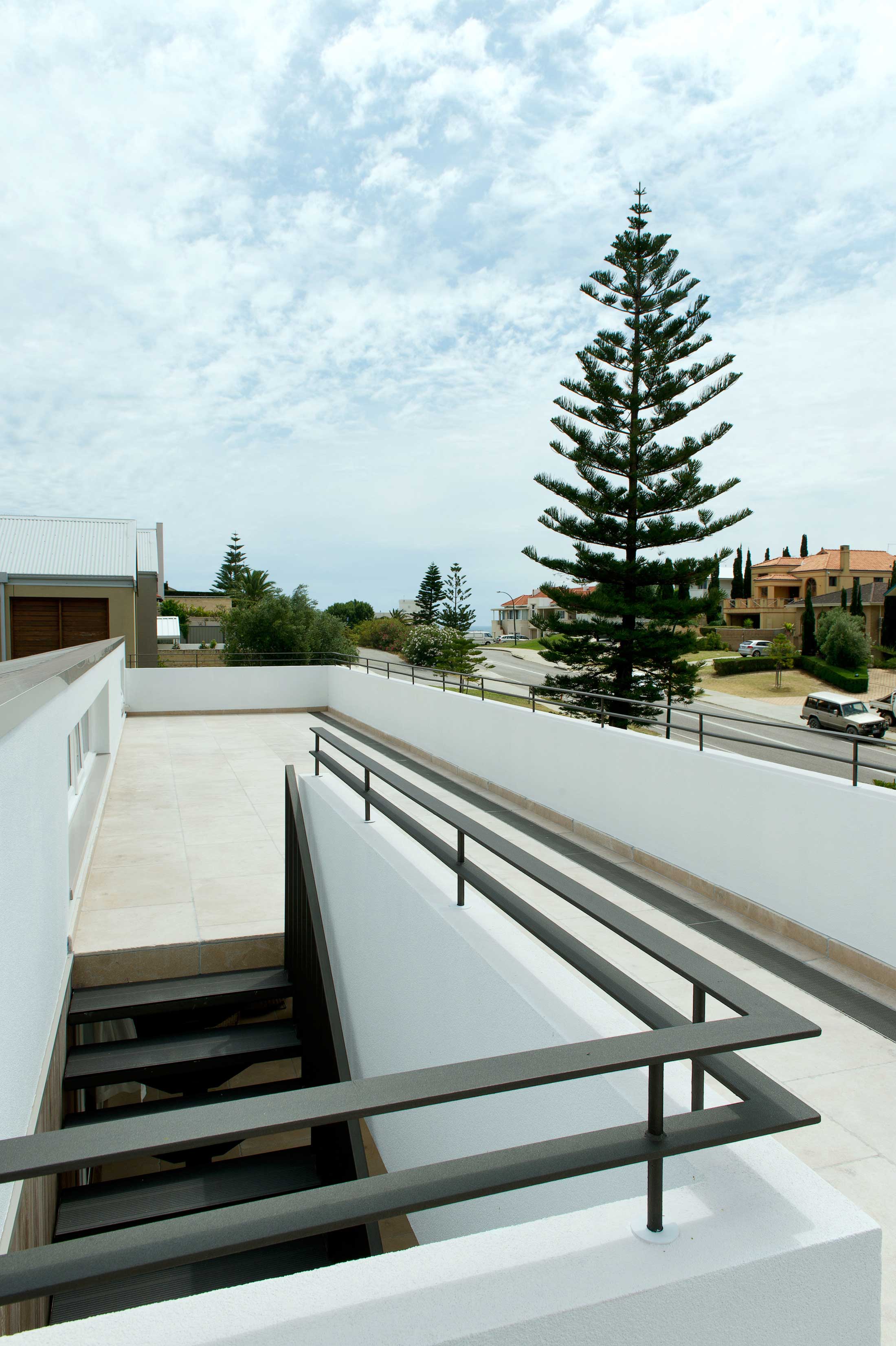 A Stunning and Luminous Home with Roof Garden and Ocean Views in Cottesloe Beach by Paul Burnham Architect (9)