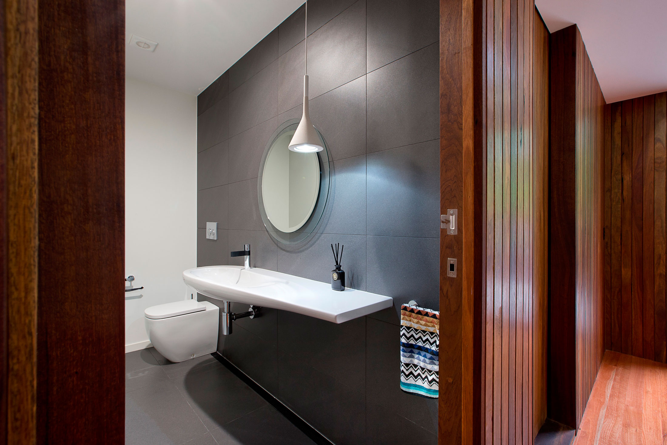 A Stunning and Remarkable Contemporary Home with Luminous Interior in Golden Coast by Jamison Architects (16)