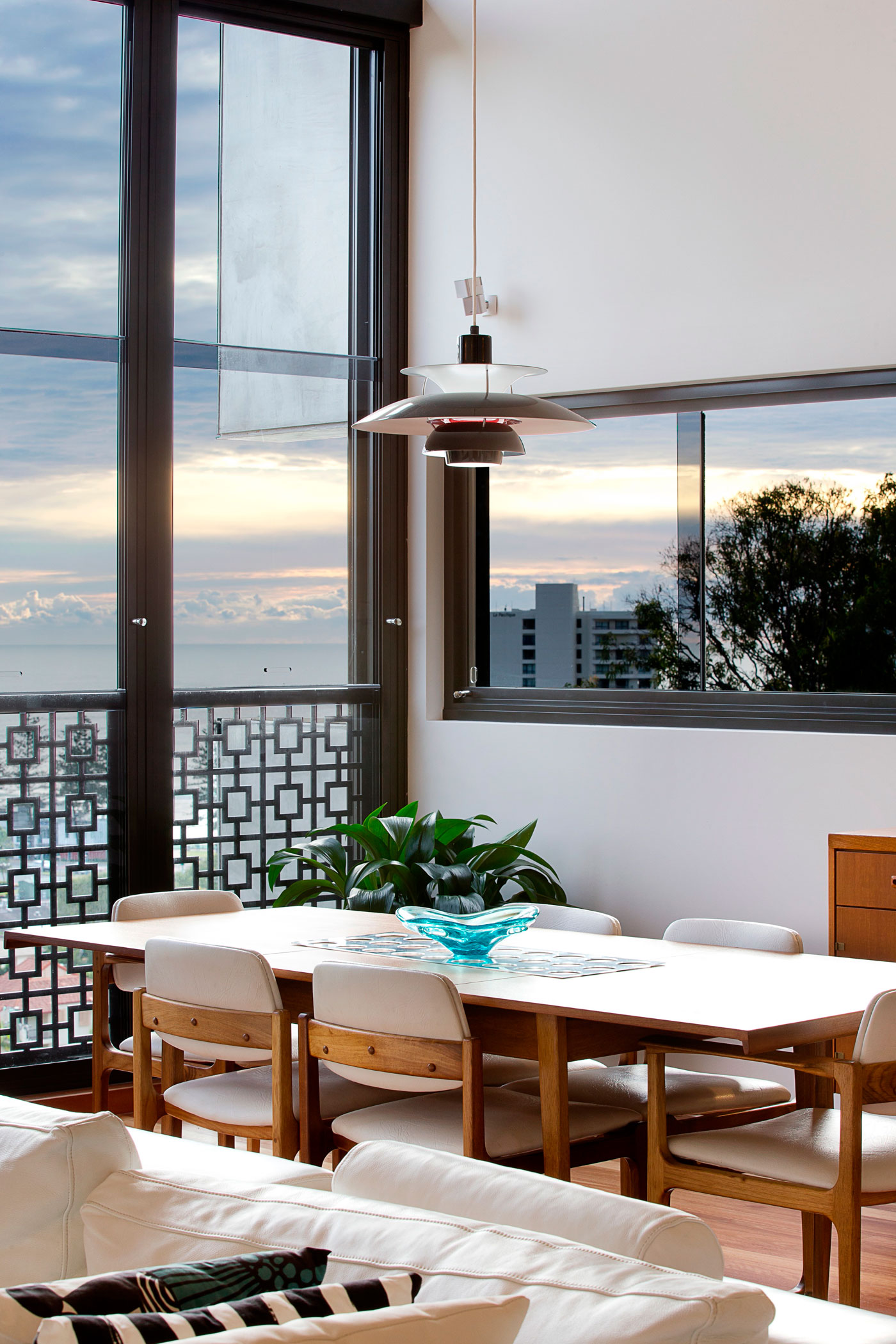A Stunning and Remarkable Contemporary Home with Luminous Interior in Golden Coast by Jamison Architects (5)