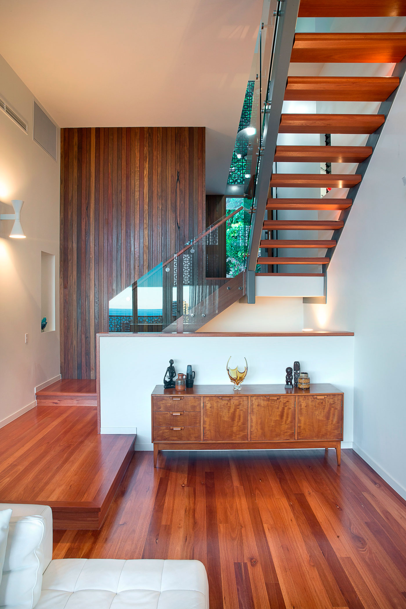 A Stunning and Remarkable Contemporary Home with Luminous Interior in Golden Coast by Jamison Architects (6)