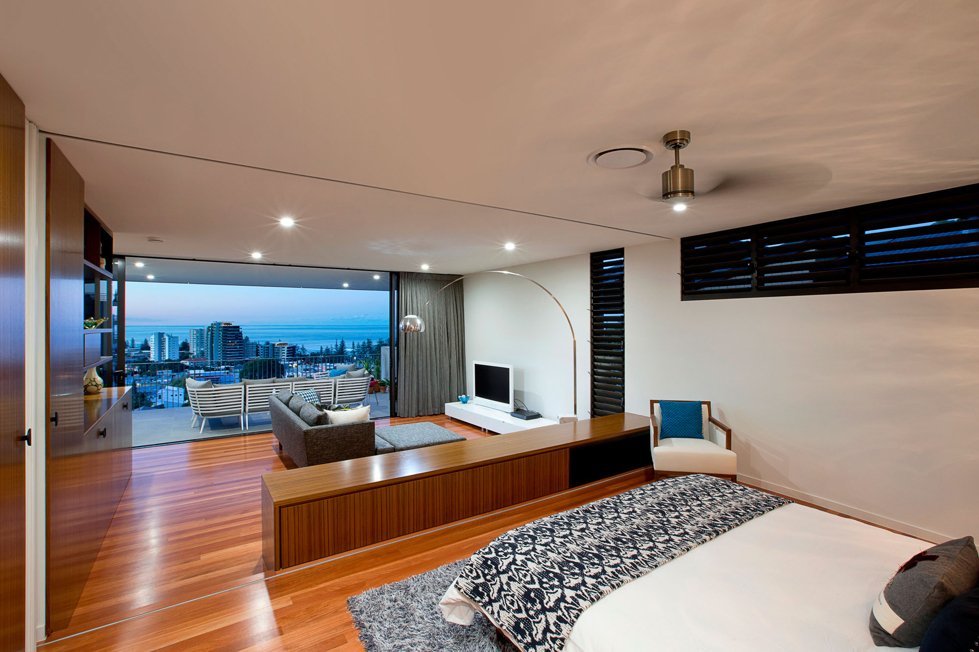 A Stunning and Remarkable Contemporary Home with Luminous Interior in Golden Coast by Jamison Architects (9)