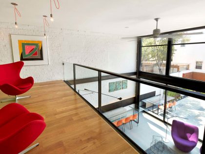 A Stylish, Bright and Colorful Home of Strong Contrasts in Washington, D.C. by KUBE Architecture (13)