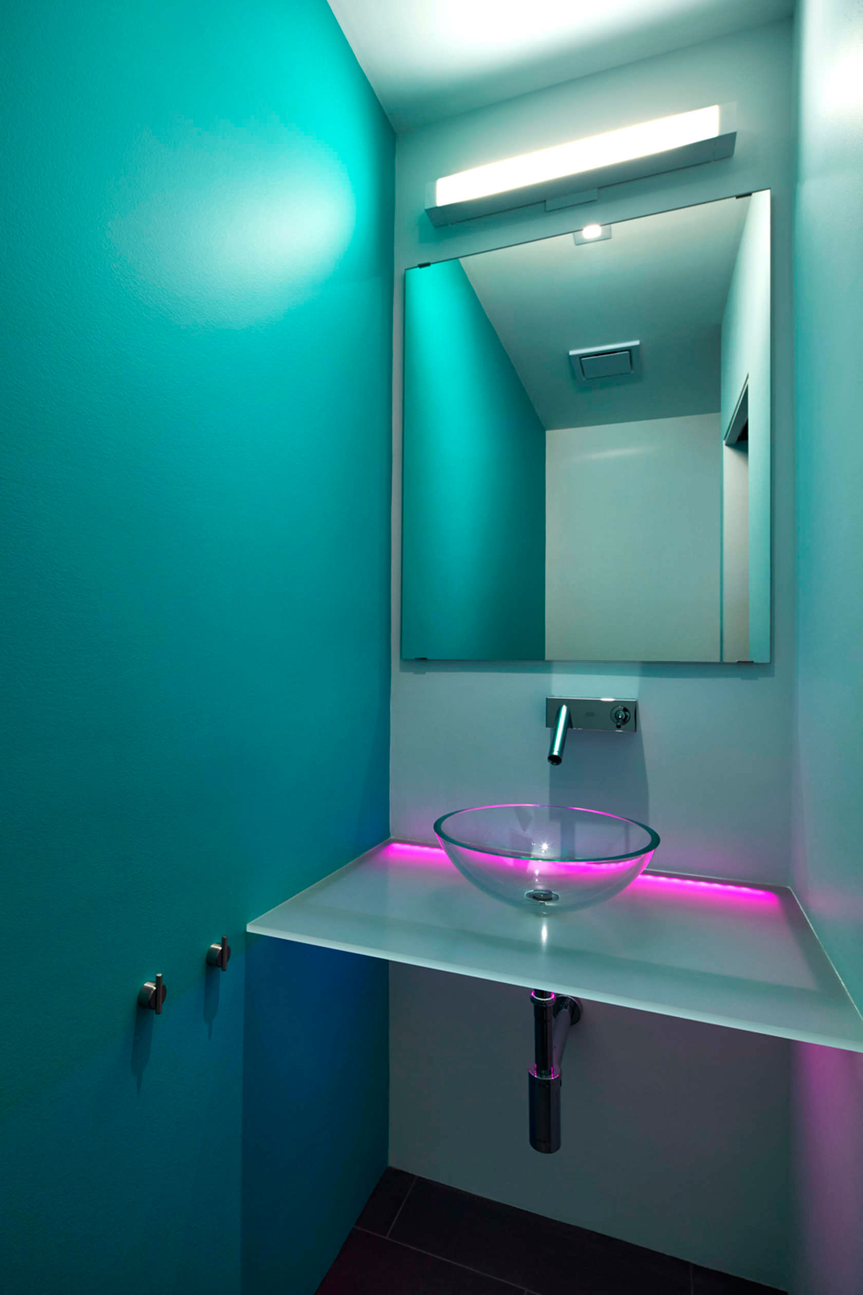 A Stylish, Bright and Colorful Home of Strong Contrasts in Washington, D.C. by KUBE Architecture (19)