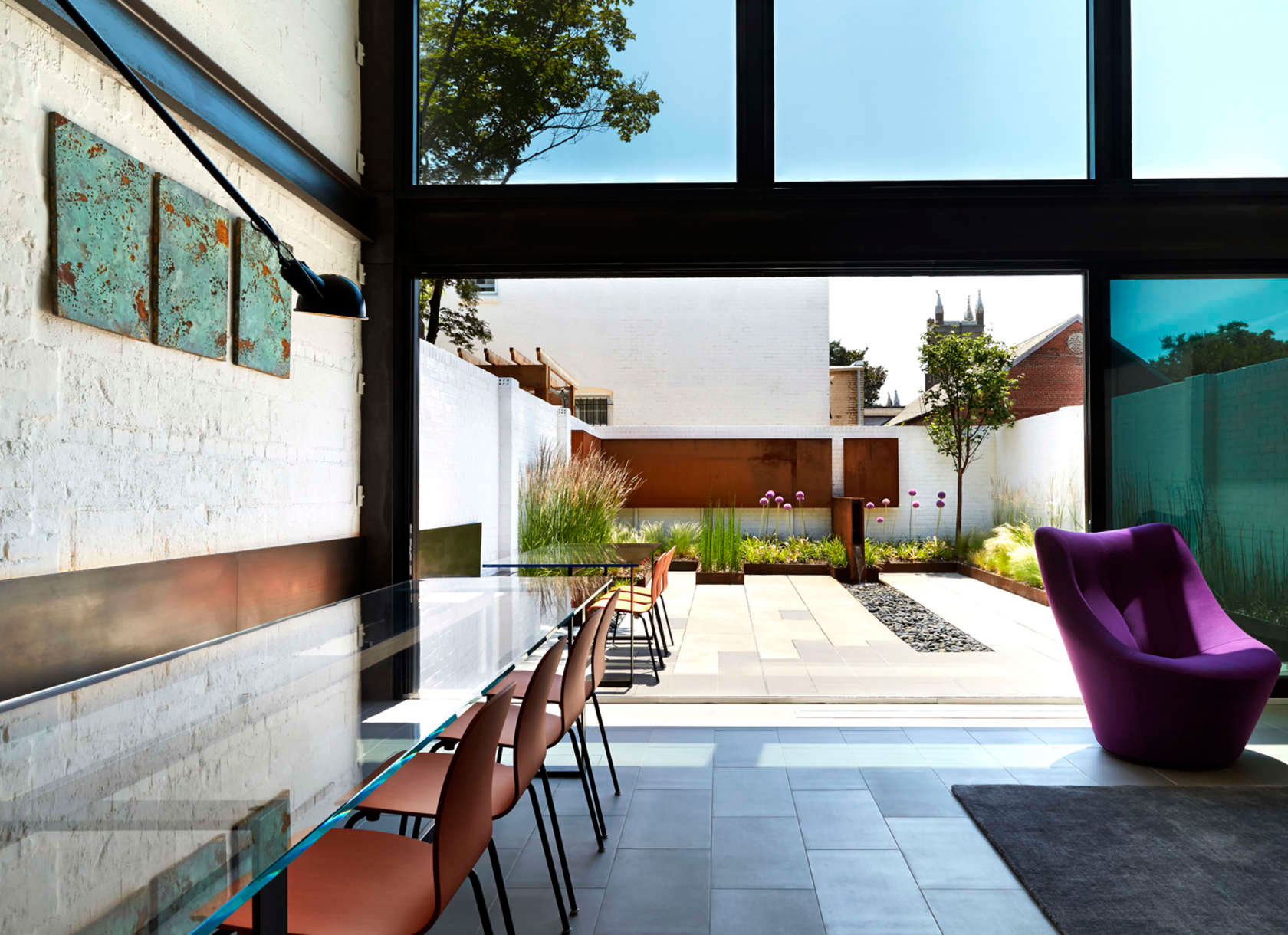 A Stylish, Bright and Colorful Home of Strong Contrasts in Washington, D.C. by KUBE Architecture (2)