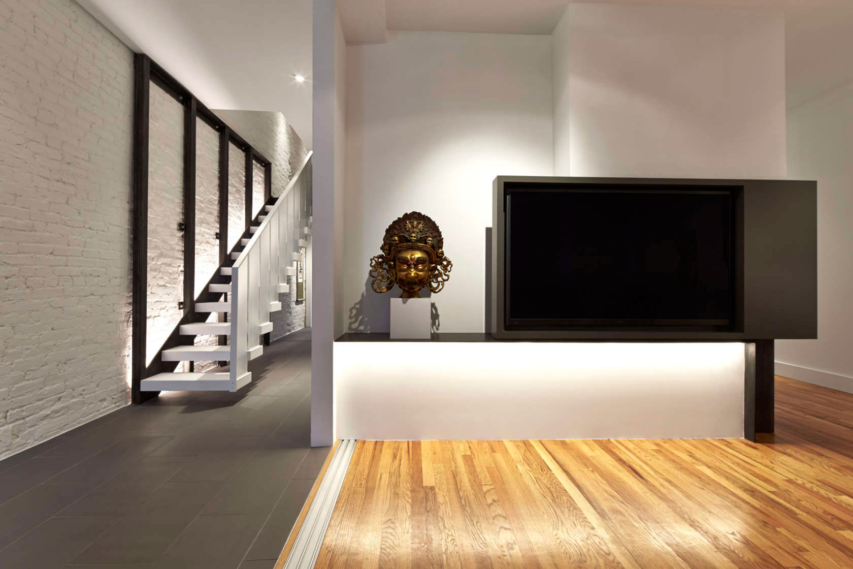 A Stylish, Bright and Colorful Home of Strong Contrasts in Washington, D.C. by KUBE Architecture (20)