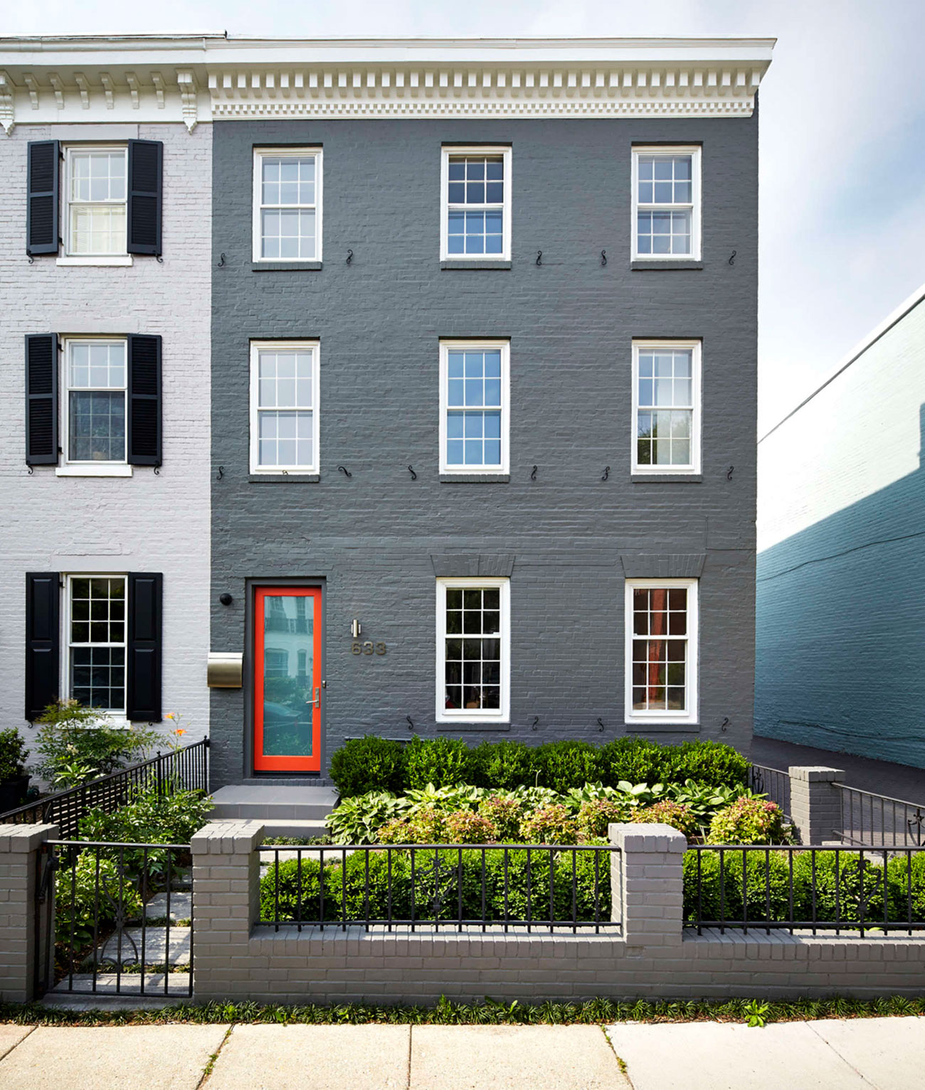 A Stylish, Bright and Colorful Home of Strong Contrasts in Washington, D.C. by KUBE Architecture (22)