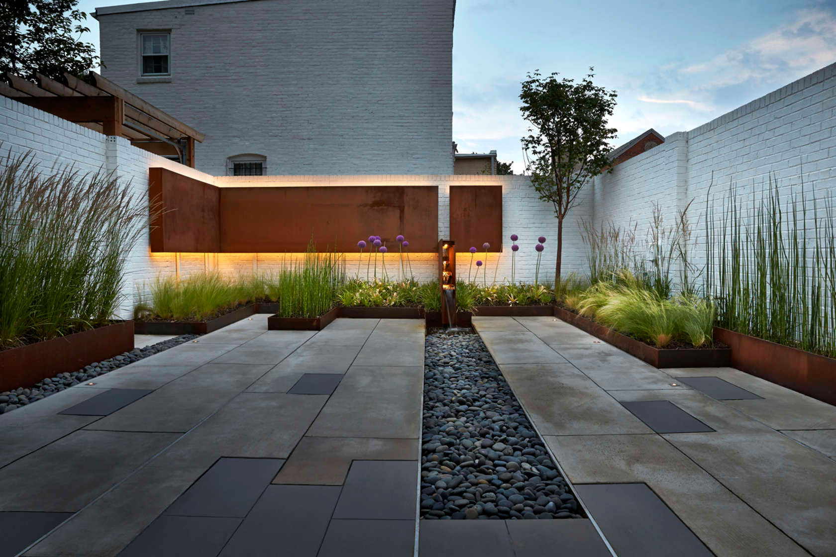 A Stylish, Bright and Colorful Home of Strong Contrasts in Washington, D.C. by KUBE Architecture (25)