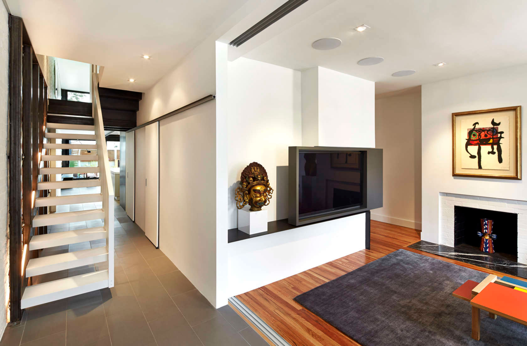 A Stylish, Bright and Colorful Home of Strong Contrasts in Washington, D.C. by KUBE Architecture (3)