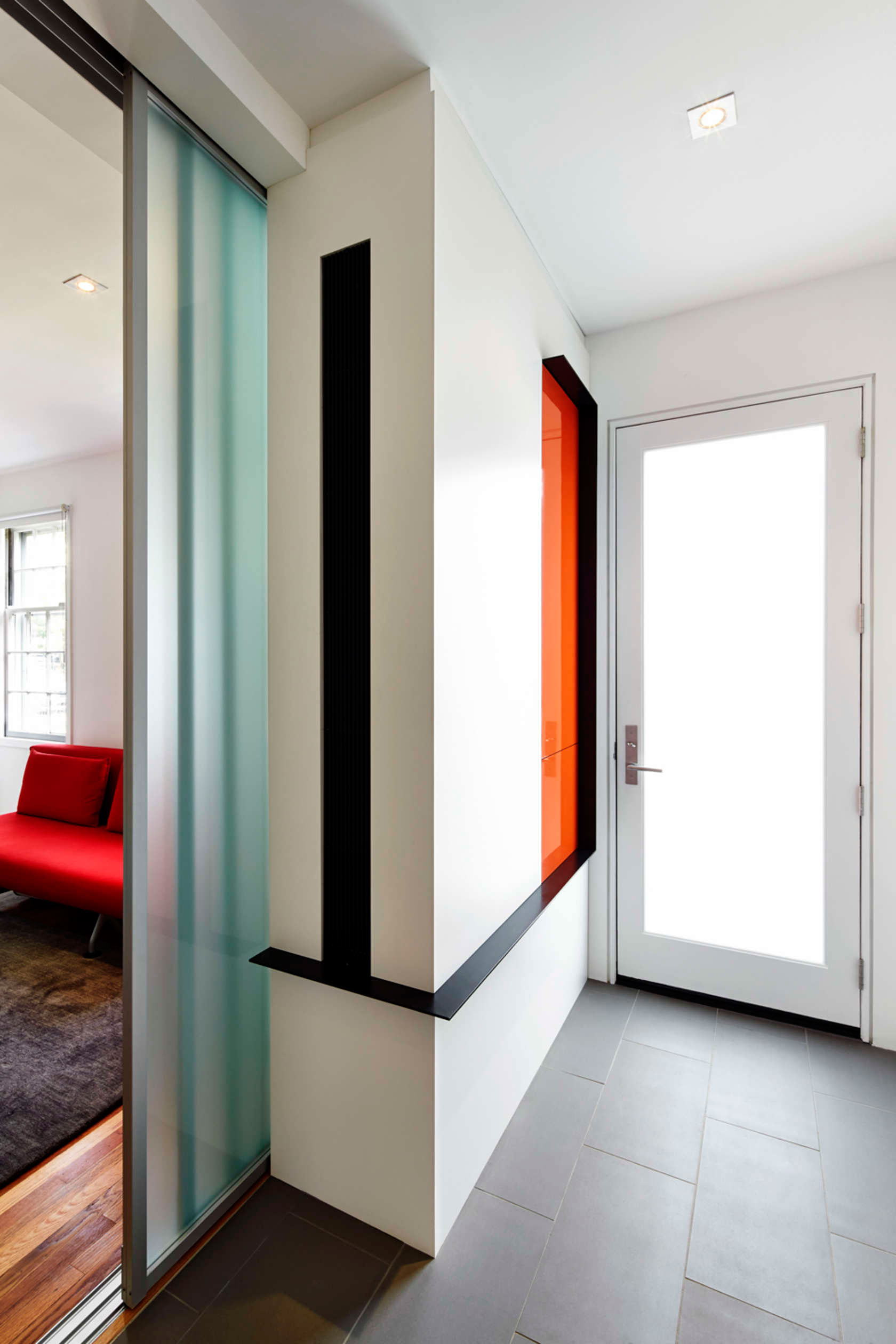 A Stylish, Bright and Colorful Home of Strong Contrasts in Washington, D.C. by KUBE Architecture (4)