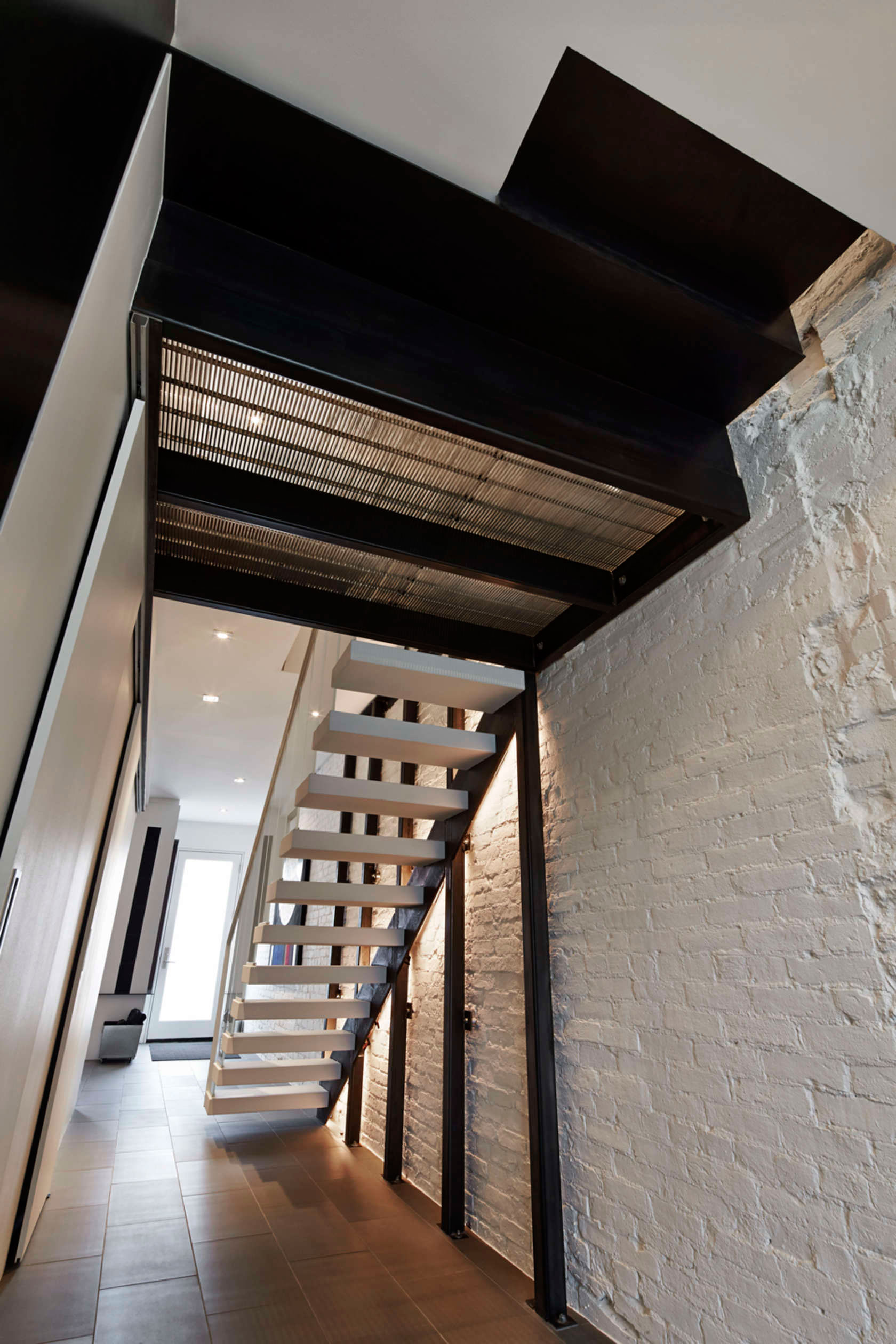 A Stylish, Bright and Colorful Home of Strong Contrasts in Washington, D.C. by KUBE Architecture (9)