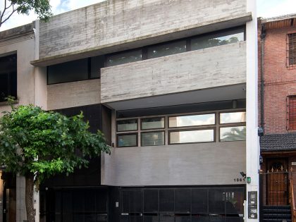 A Stylish Concrete House with a Courtyard and Pool in Buenos Aires by BAK Arquitectos (1)