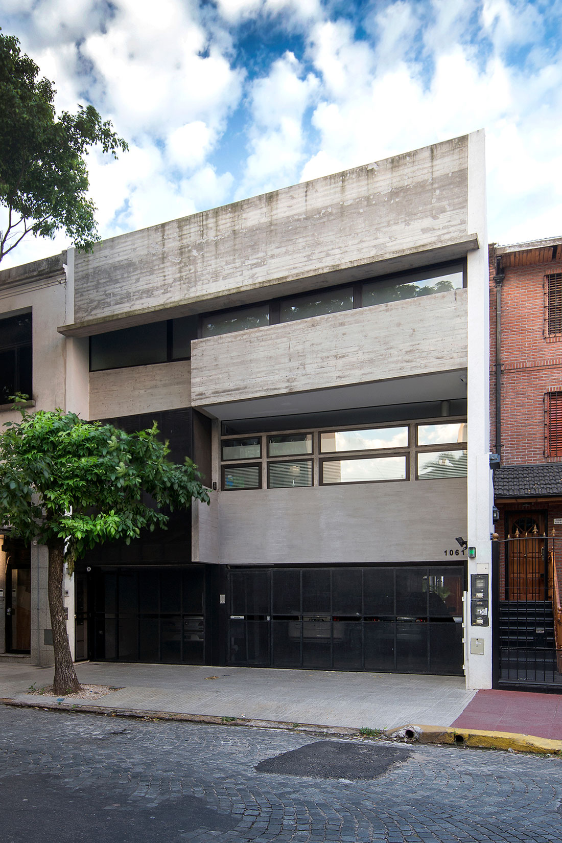 A Stylish Concrete House with a Courtyard and Pool in Buenos Aires by BAK Arquitectos (1)