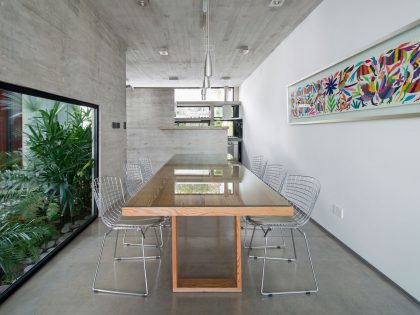 A Stylish Concrete House with a Courtyard and Pool in Buenos Aires by BAK Arquitectos (13)