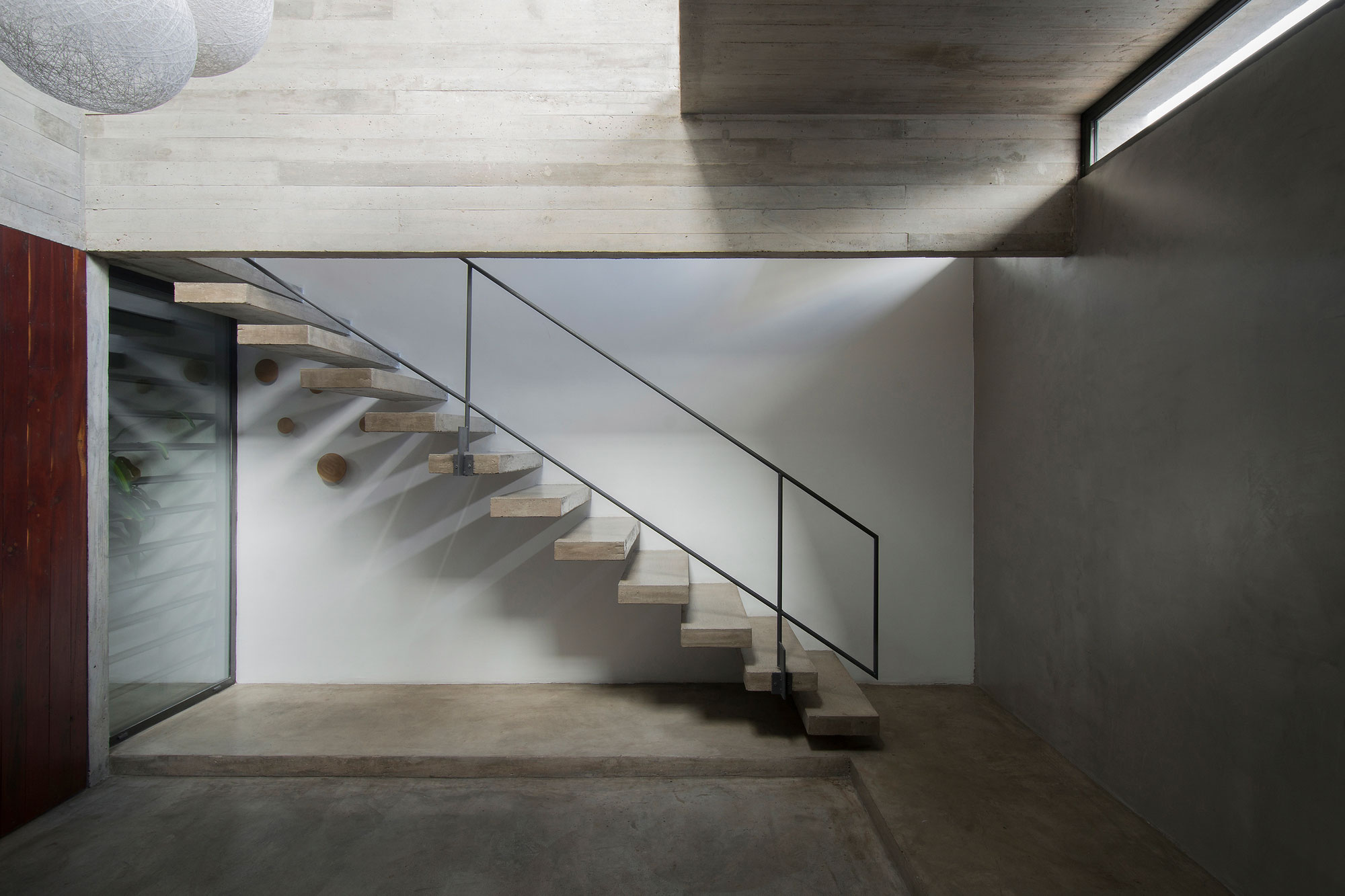 A Stylish Concrete House with a Courtyard and Pool in Buenos Aires by BAK Arquitectos (14)