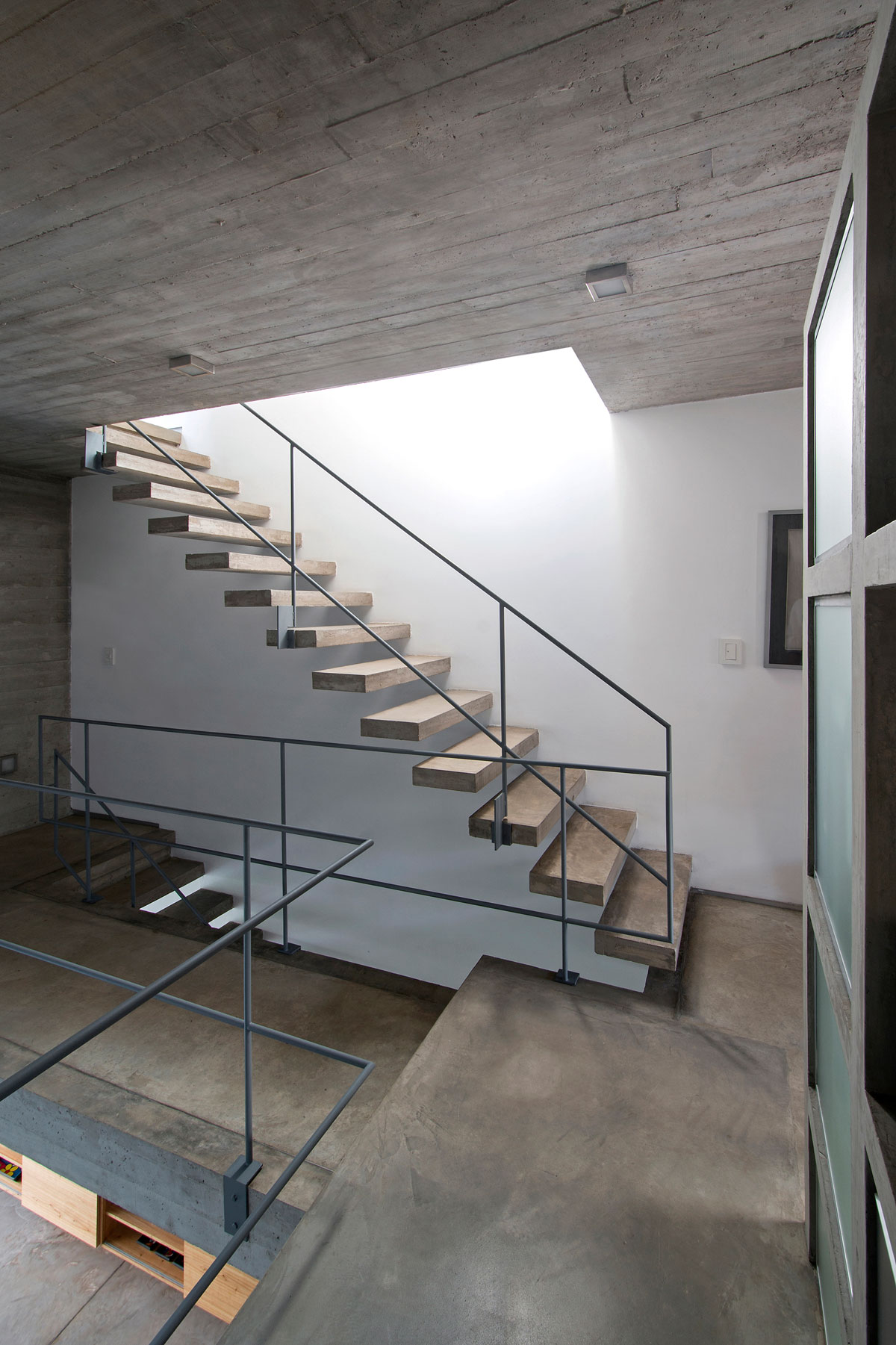 A Stylish Concrete House with a Courtyard and Pool in Buenos Aires by BAK Arquitectos (15)