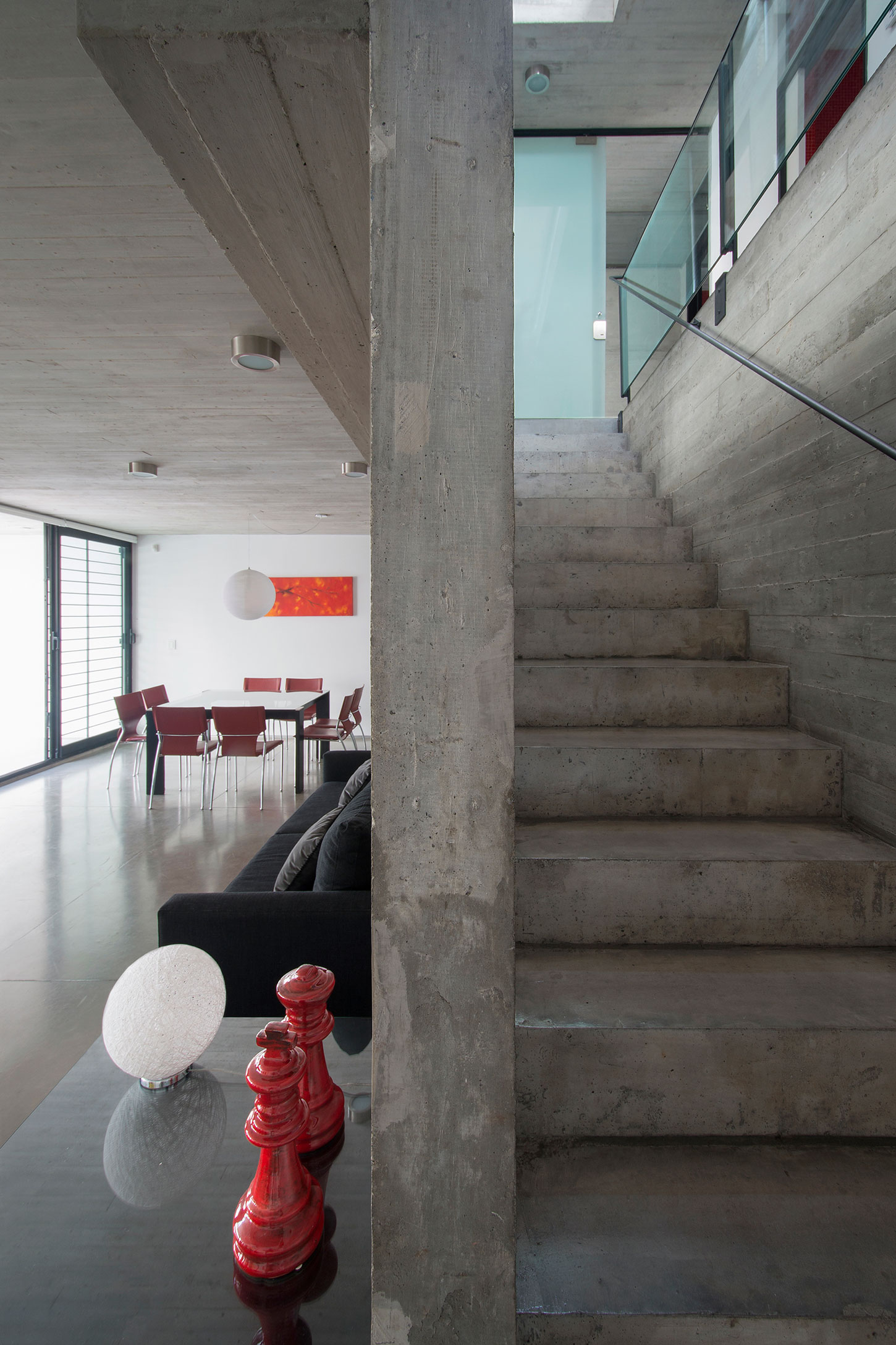 A Stylish Concrete House with a Courtyard and Pool in Buenos Aires by BAK Arquitectos (16)