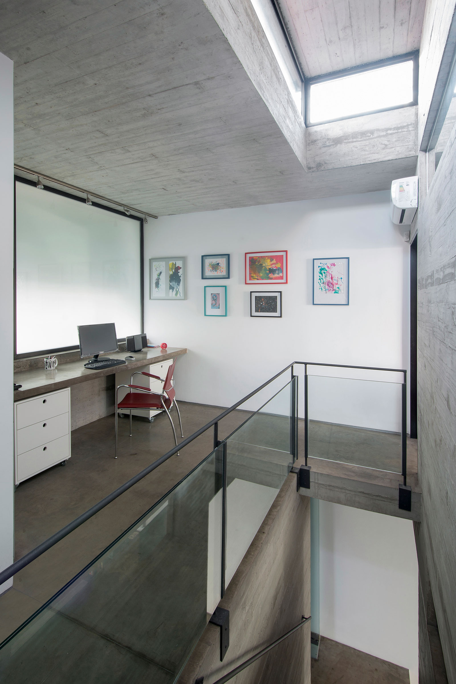 A Stylish Concrete House with a Courtyard and Pool in Buenos Aires by BAK Arquitectos (17)