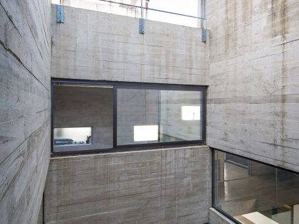 A Stylish Concrete House with a Courtyard and Pool in Buenos Aires by BAK Arquitectos (18)