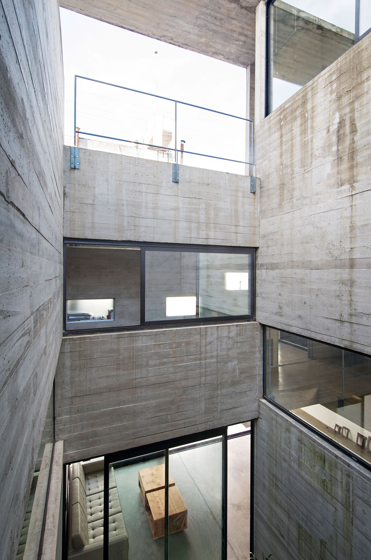 A Stylish Concrete House with a Courtyard and Pool in Buenos Aires by BAK Arquitectos (18)