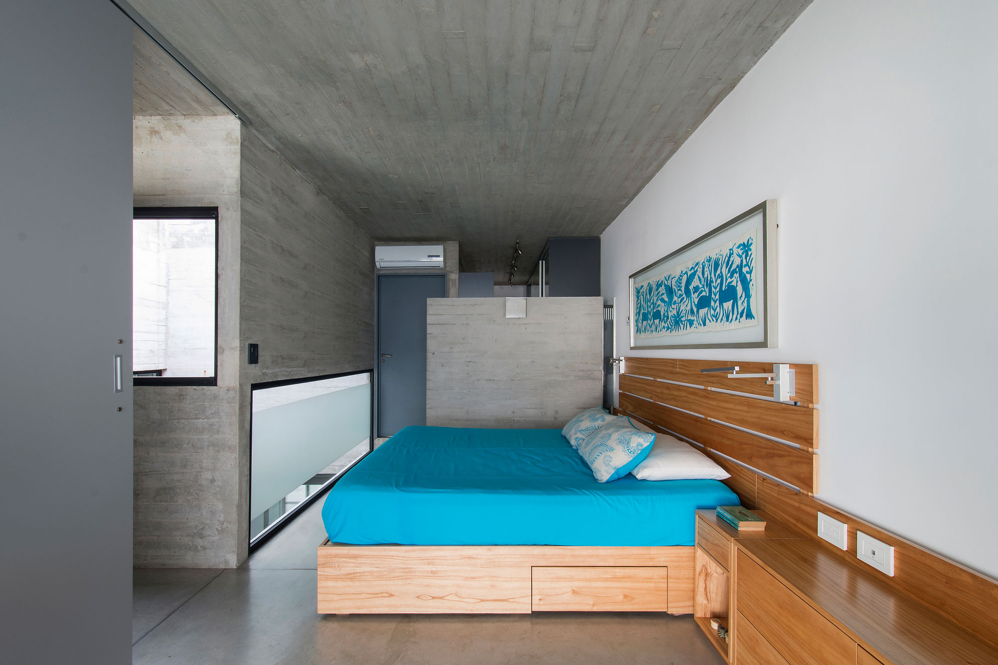 A Stylish Concrete House with a Courtyard and Pool in Buenos Aires by BAK Arquitectos (19)