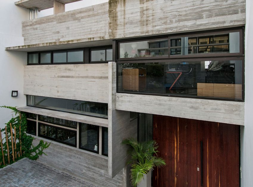 A Stylish Concrete House with a Courtyard and Pool in Buenos Aires by BAK Arquitectos (2)