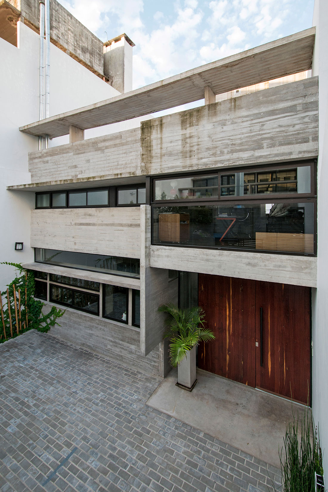 A Stylish Concrete House with a Courtyard and Pool in Buenos Aires by BAK Arquitectos (2)
