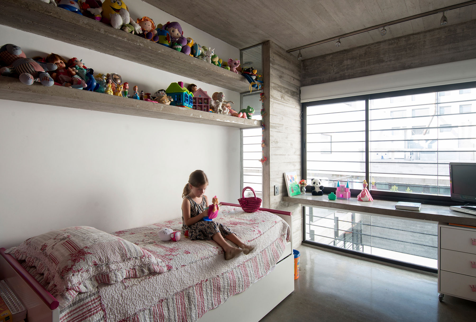 A Stylish Concrete House with a Courtyard and Pool in Buenos Aires by BAK Arquitectos (20)