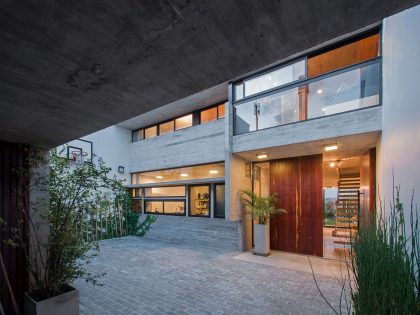 A Stylish Concrete House with a Courtyard and Pool in Buenos Aires by BAK Arquitectos (21)