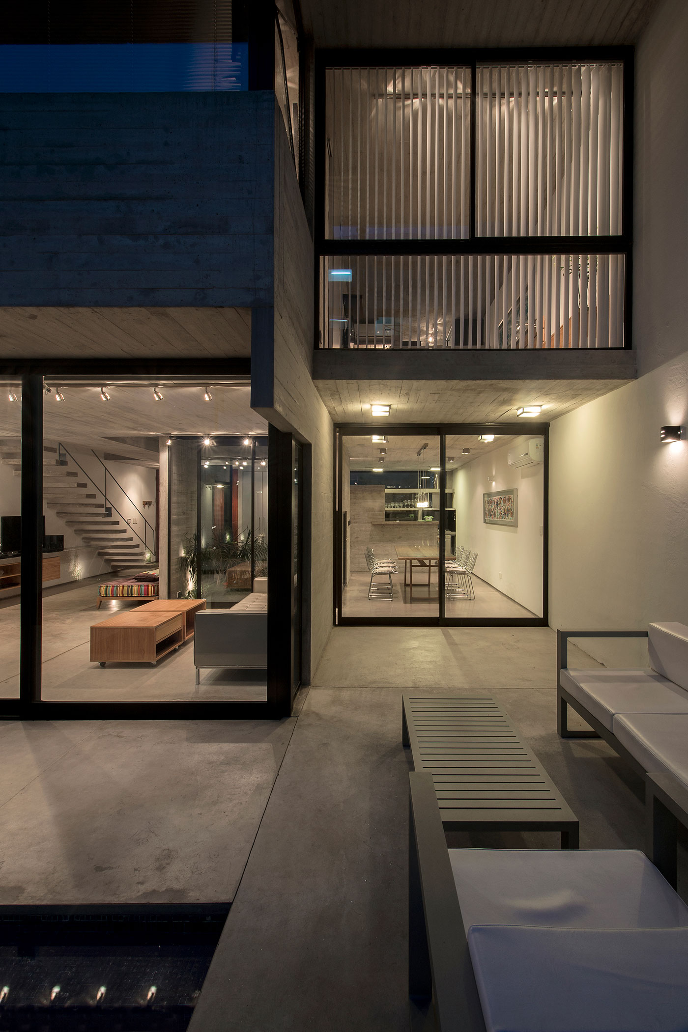 A Stylish Concrete House with a Courtyard and Pool in Buenos Aires by BAK Arquitectos (22)