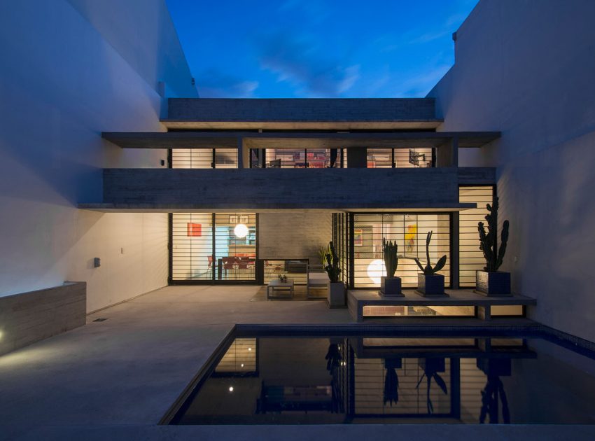 A Stylish Concrete House with a Courtyard and Pool in Buenos Aires by BAK Arquitectos (23)