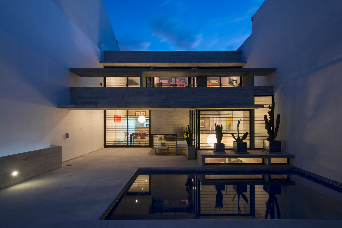 A Stylish Concrete House with a Courtyard and Pool in Buenos Aires by BAK Arquitectos (23)