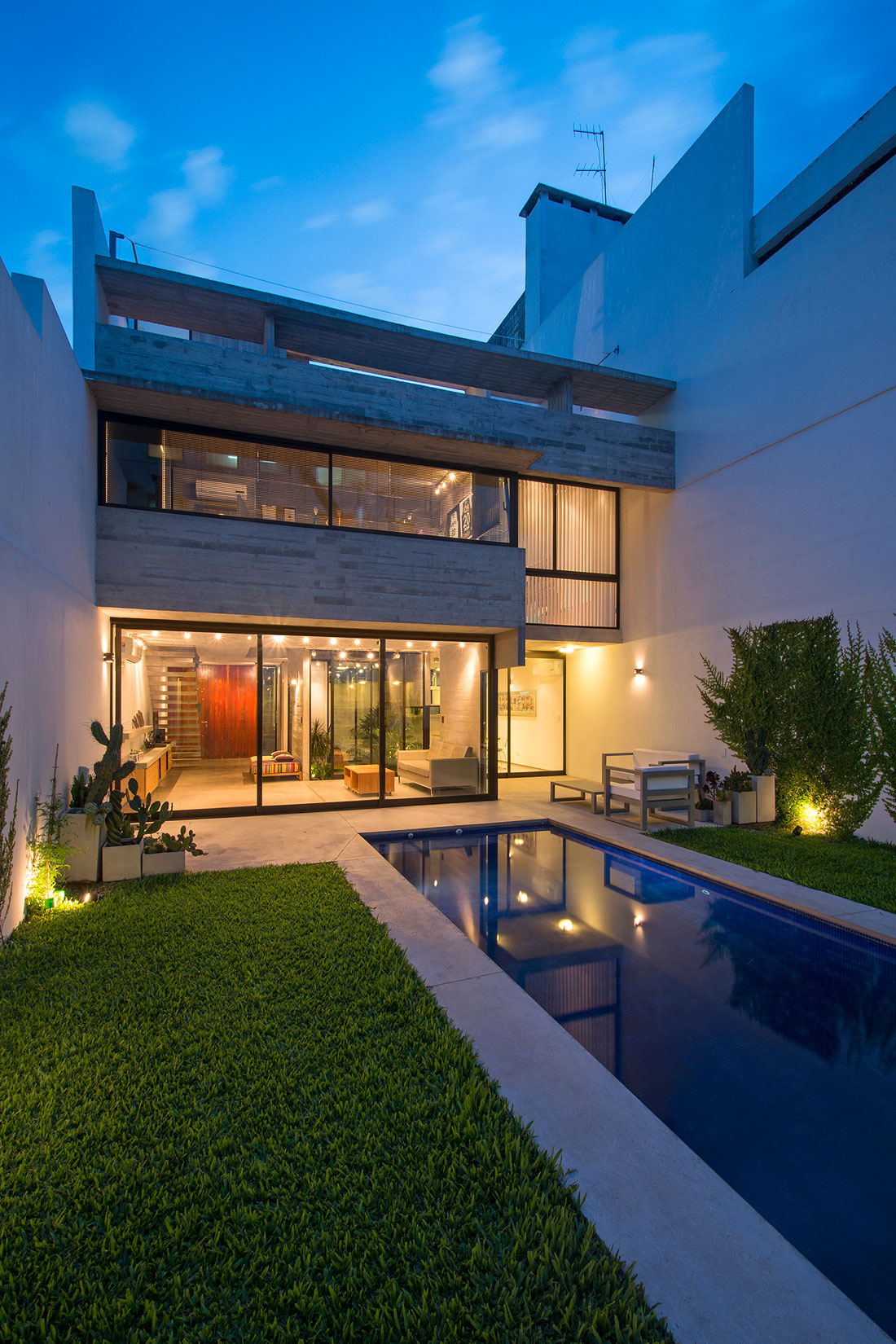 A Stylish Concrete House with a Courtyard and Pool in Buenos Aires by BAK Arquitectos (24)