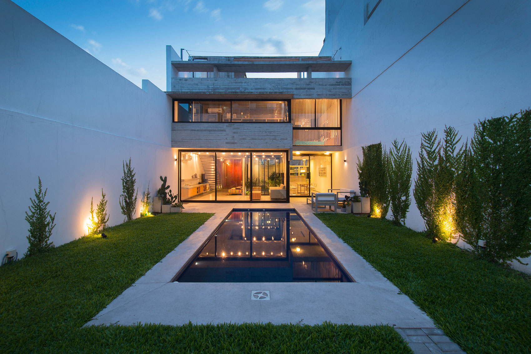 A Stylish Concrete House with a Courtyard and Pool in Buenos Aires by BAK Arquitectos (25)