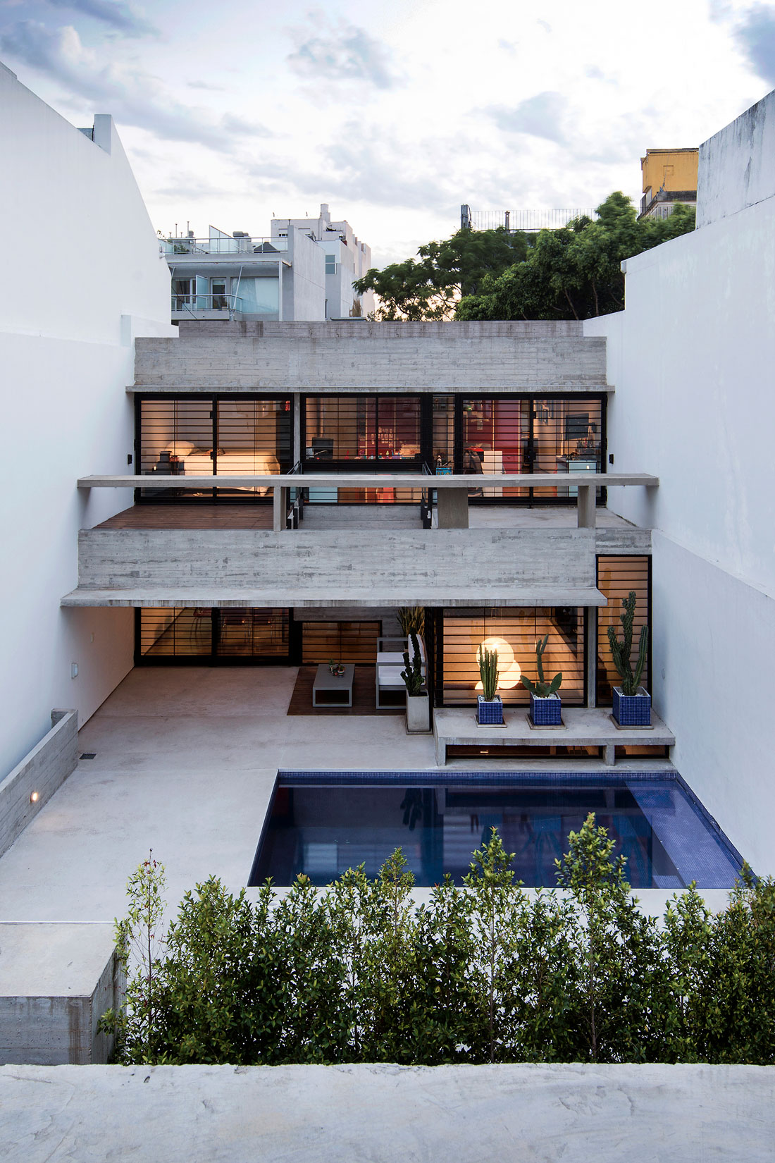 A Stylish Concrete House with a Courtyard and Pool in Buenos Aires by BAK Arquitectos (26)