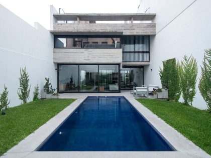 A Stylish Concrete House with a Courtyard and Pool in Buenos Aires by BAK Arquitectos (3)