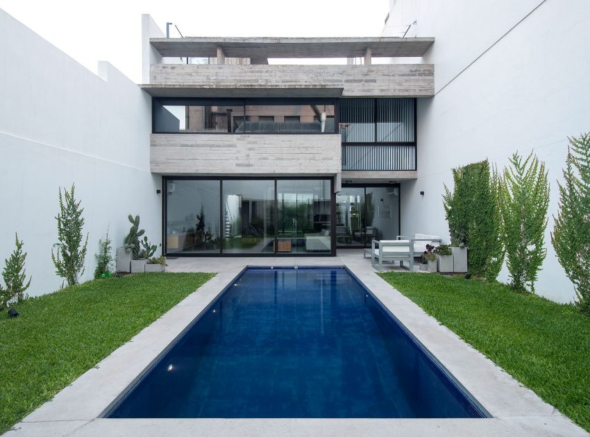 A Stylish Concrete House with a Courtyard and Pool in Buenos Aires by BAK Arquitectos (3)