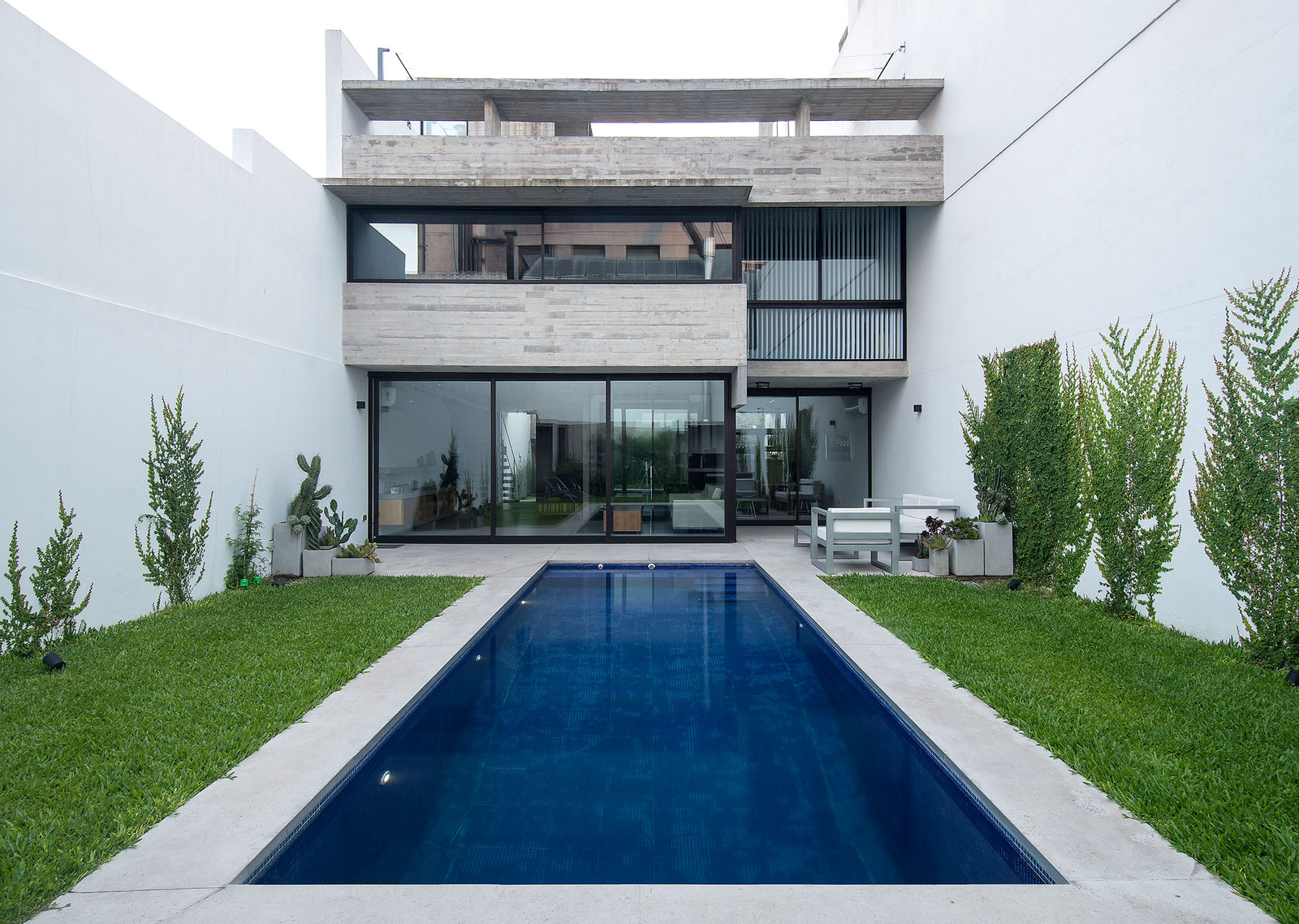 A Stylish Concrete House with a Courtyard and Pool in Buenos Aires by BAK Arquitectos (3)