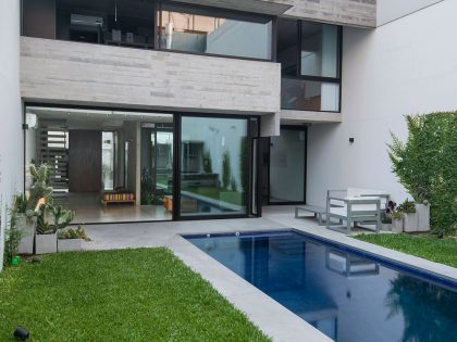 A Stylish Concrete House with a Courtyard and Pool in Buenos Aires by BAK Arquitectos (4)