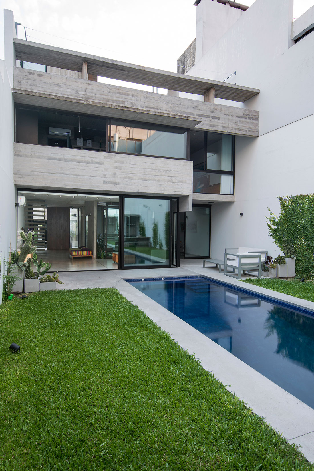 A Stylish Concrete House with a Courtyard and Pool in Buenos Aires by BAK Arquitectos (4)