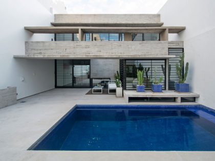 A Stylish Concrete House with a Courtyard and Pool in Buenos Aires by BAK Arquitectos (5)