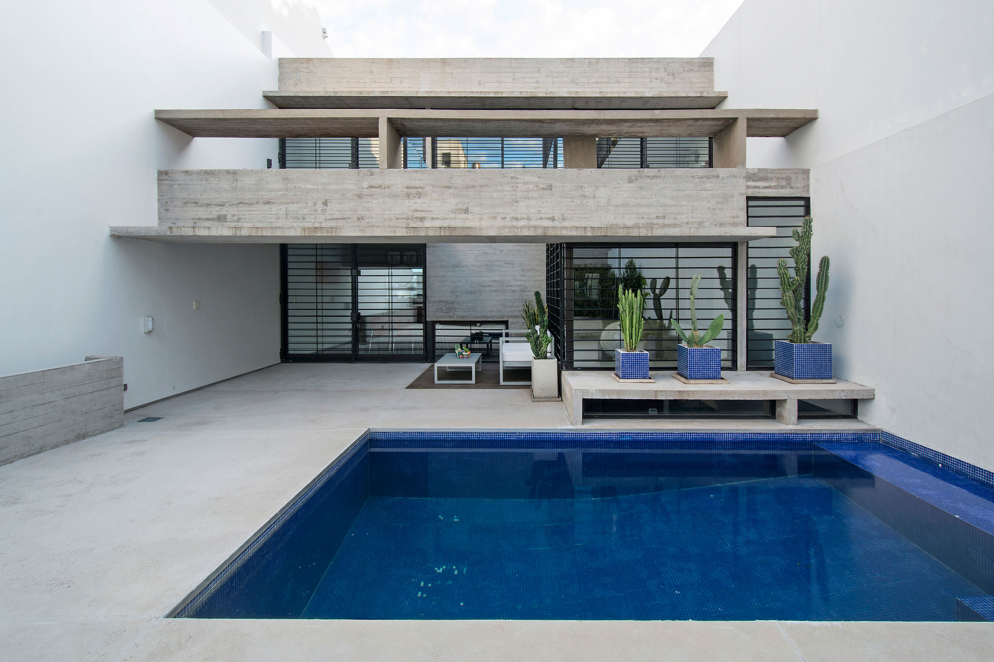 A Stylish Concrete House with a Courtyard and Pool in Buenos Aires by BAK Arquitectos (5)