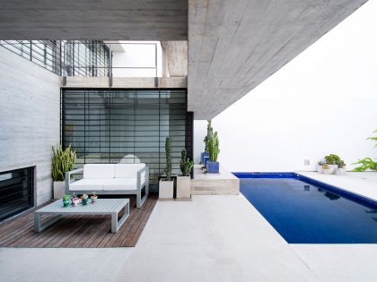 A Stylish Concrete House with a Courtyard and Pool in Buenos Aires by BAK Arquitectos (6)