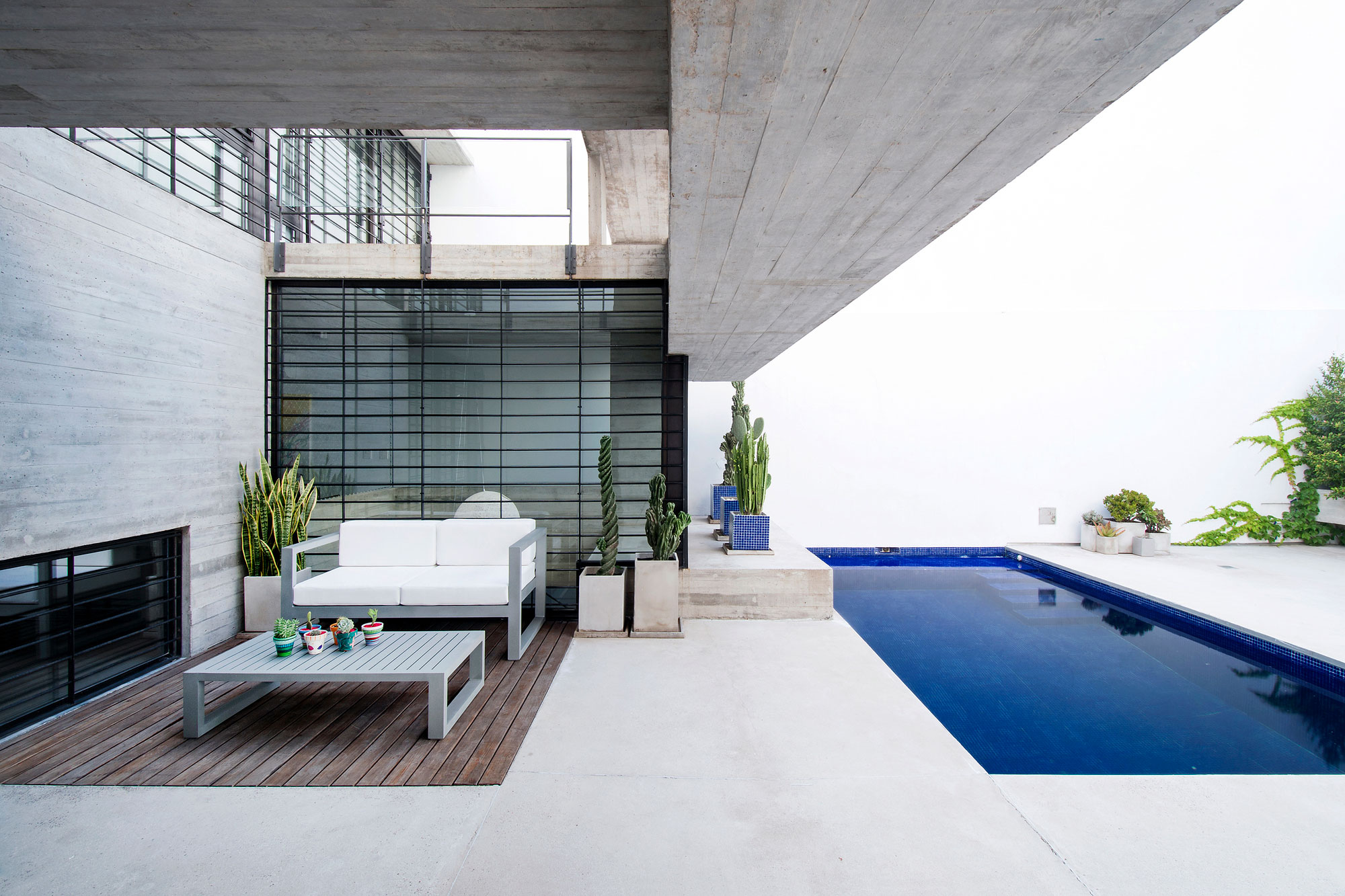 A Stylish Concrete House with a Courtyard and Pool in Buenos Aires by BAK Arquitectos (6)