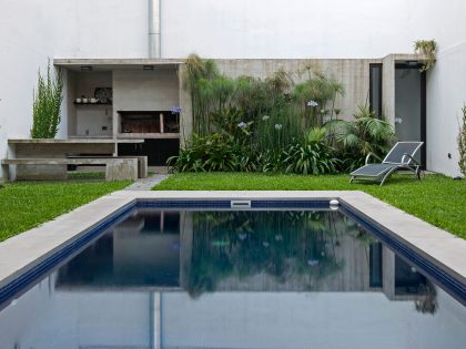 A Stylish Concrete House with a Courtyard and Pool in Buenos Aires by BAK Arquitectos (7)
